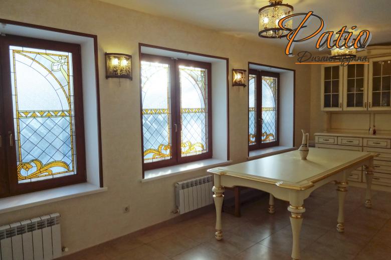 Столовая зона с витражами