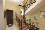 Прихожая с лестницей