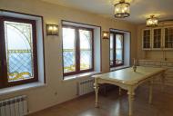 Столовая зона с витражами